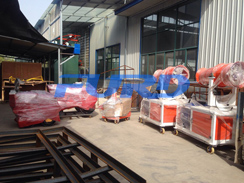 福瑞得機(jī)械壓路機(jī)、二次結(jié)構(gòu)澆注機(jī)、霧炮準(zhǔn)備發(fā)貨