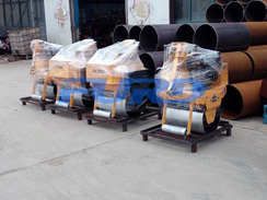 福瑞得機械5臺壓路機，一臺混凝土整平機及時發(fā)貨