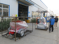 福瑞得機(jī)械1臺(tái)灌縫機(jī)，1臺(tái)移動(dòng)燈車(chē)，一臺(tái)馬路吹風(fēng)機(jī)打包裝柜出口新加坡