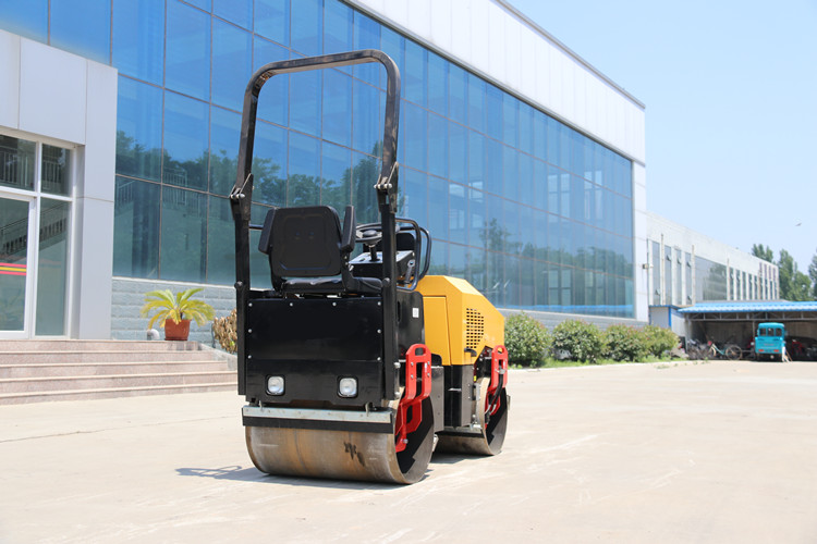 小型振動壓路機(jī)，只使用不保養(yǎng)也是萬萬行不通的