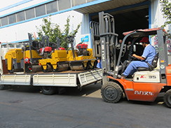 福瑞得機械4臺小型壓路機裝車發(fā)往河南。